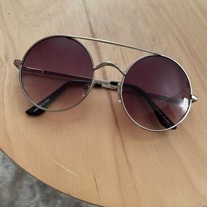 Round, metal sunglasses